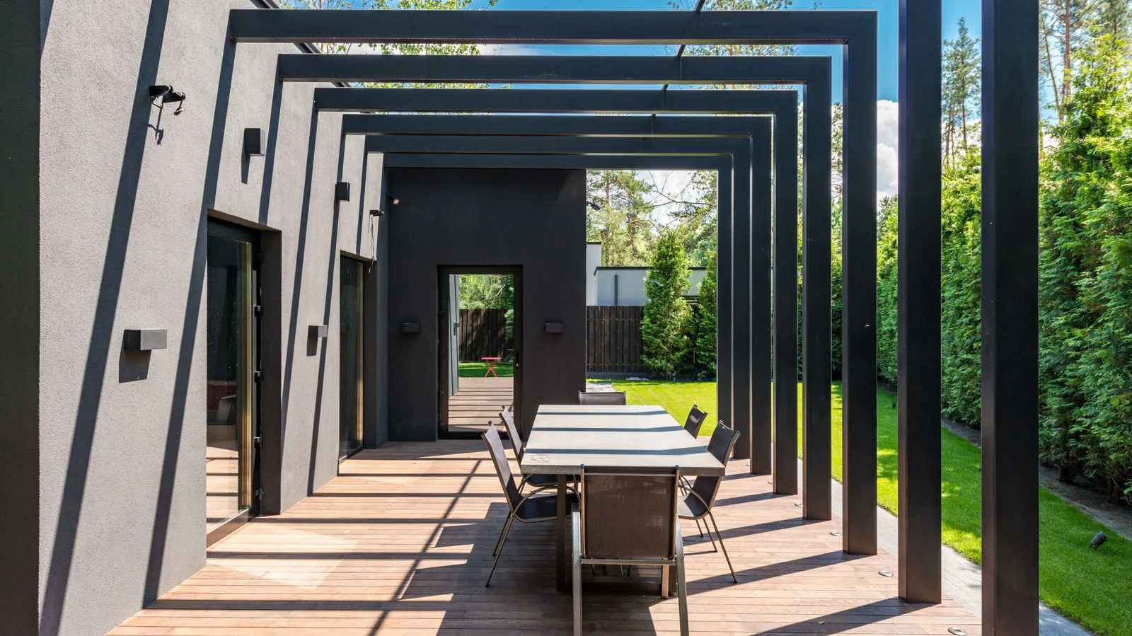 Créer un coin repas élégant sous une pergola en bois
